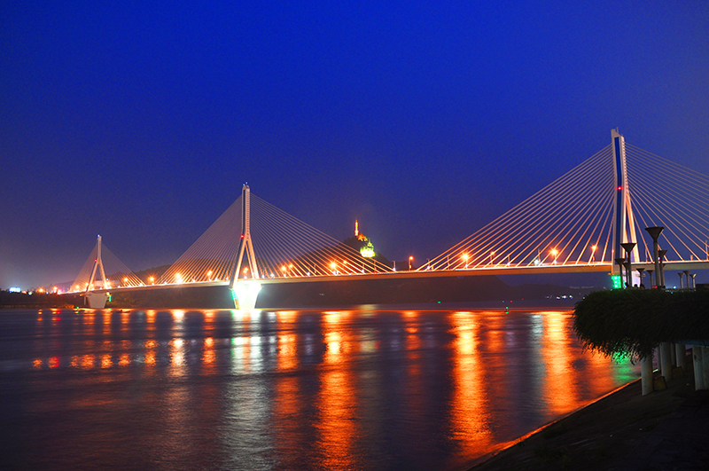 夷(yi)陵長(zhang)江(jiang)大(da)橋